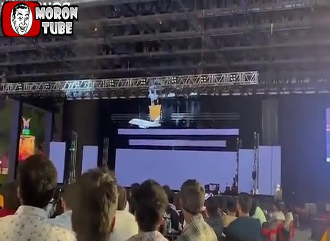 Video: At an Indian corporate celebration, the CEO falls to his death